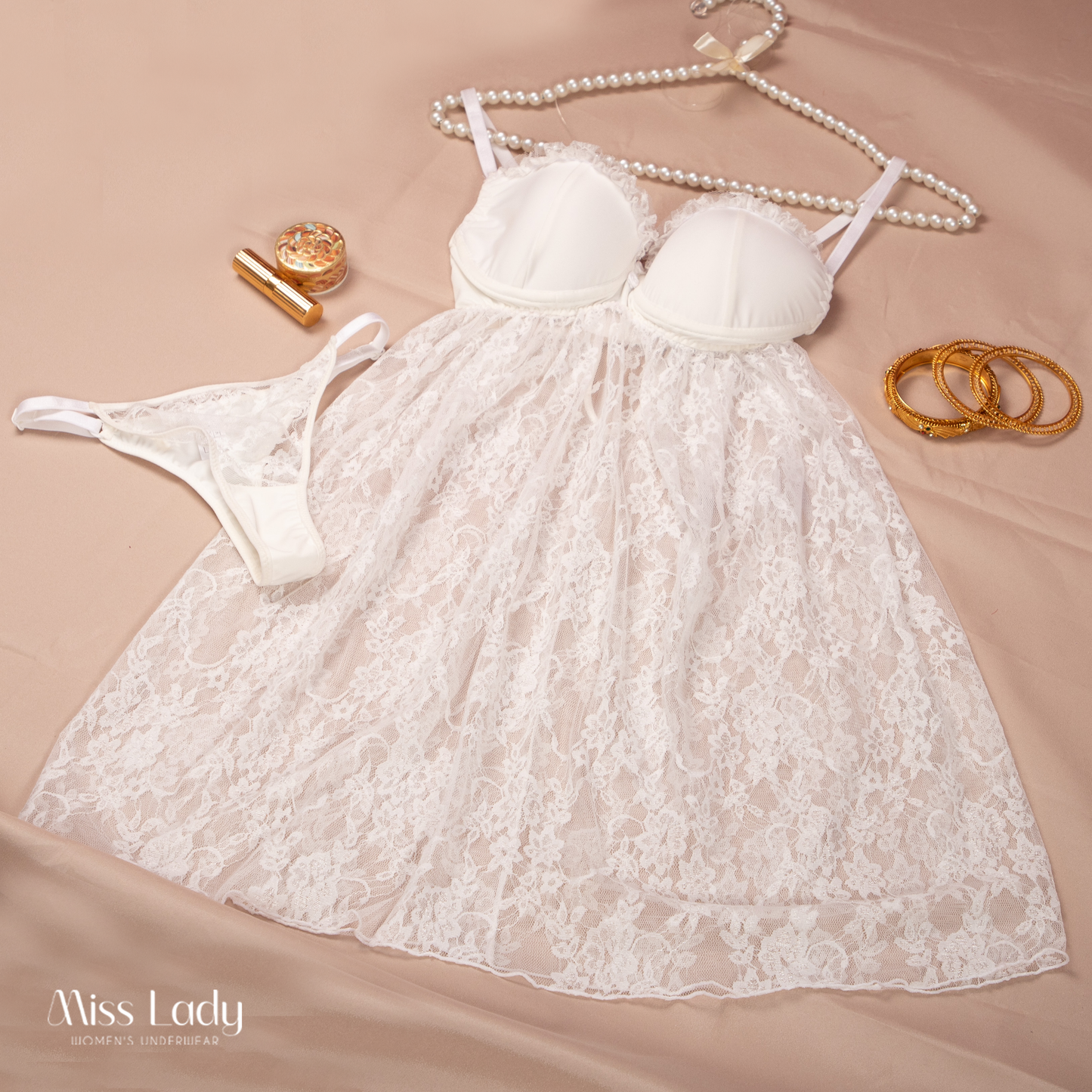 Nuisette évasée blanche avec bonnets rembourrés & string